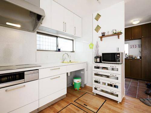点击大图看下一张：欧式日式时尚厨房碗碟柜子装修案例
