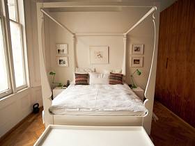 清新卧室背景墙衣柜床架木质衣柜效果图